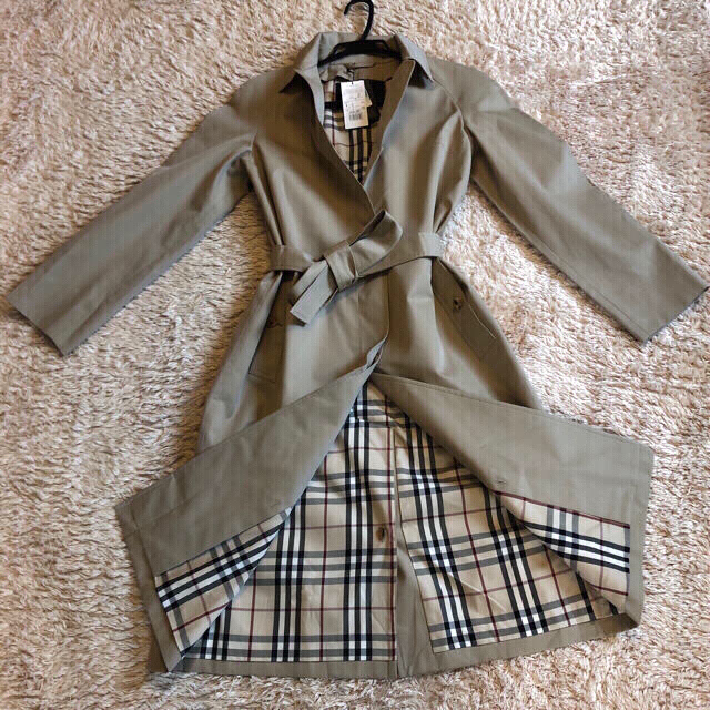 BURBERRY(バーバリー)の【未使用品】高級バーバリー レディース      ベルト付トレンチコート　タグ付 レディースのジャケット/アウター(トレンチコート)の商品写真