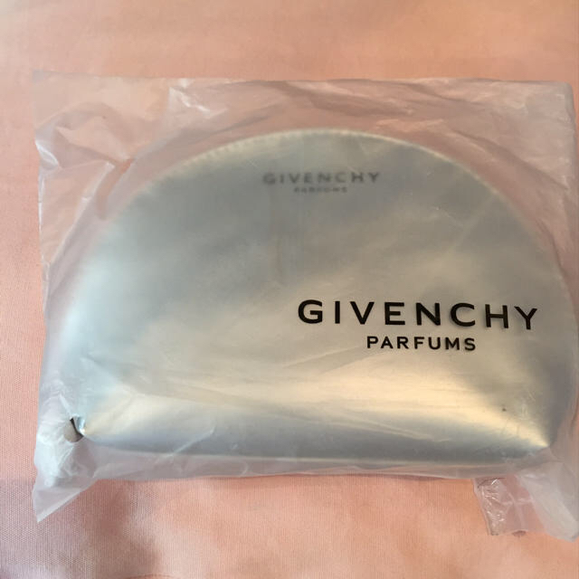 GIVENCHY(ジバンシィ)の【新品未使用】ジバンシーメイクポーチ レディースのファッション小物(ポーチ)の商品写真