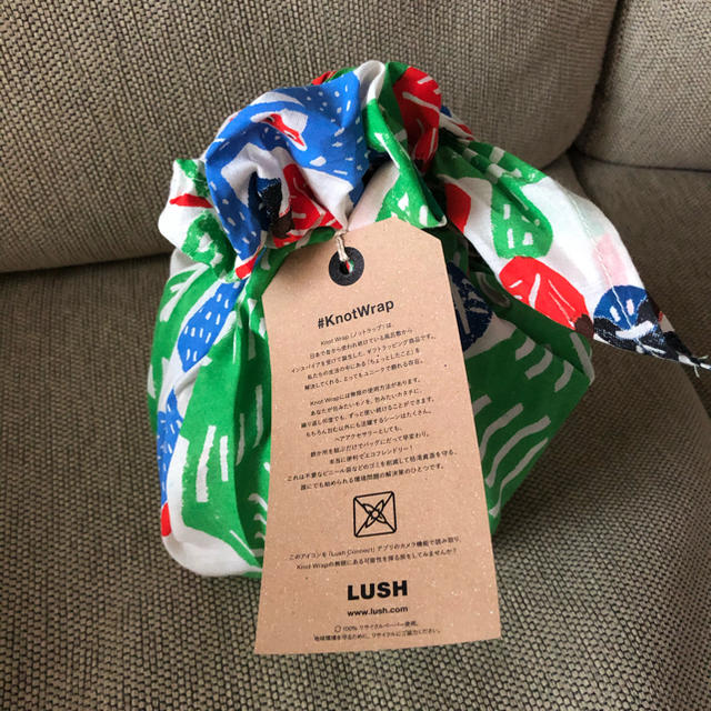 LUSH(ラッシュ)のラッシュ　Lush 風呂敷　ギフトセット　Knot Wrap コスメ/美容のボディケア(ボディソープ/石鹸)の商品写真