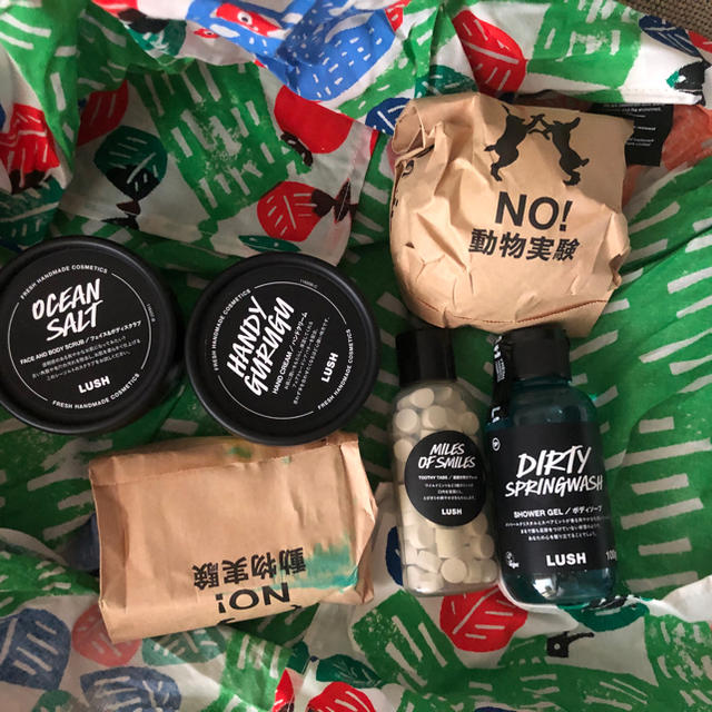 LUSH(ラッシュ)のラッシュ　Lush 風呂敷　ギフトセット　Knot Wrap コスメ/美容のボディケア(ボディソープ/石鹸)の商品写真