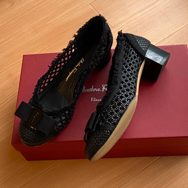 Salvatore Ferragamo(サルヴァトーレフェラガモ)のフェラガモ　ヴァラリボン　フリンジパンプス超美品6Dブラック レディースの靴/シューズ(ハイヒール/パンプス)の商品写真