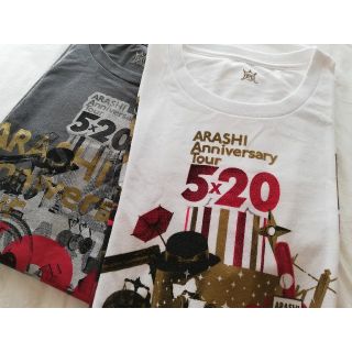 アラシ(嵐)の嵐　5✕20　20周年記念　コンサート　ツアー　Tシャツ　ホワイト　グレー(アイドルグッズ)