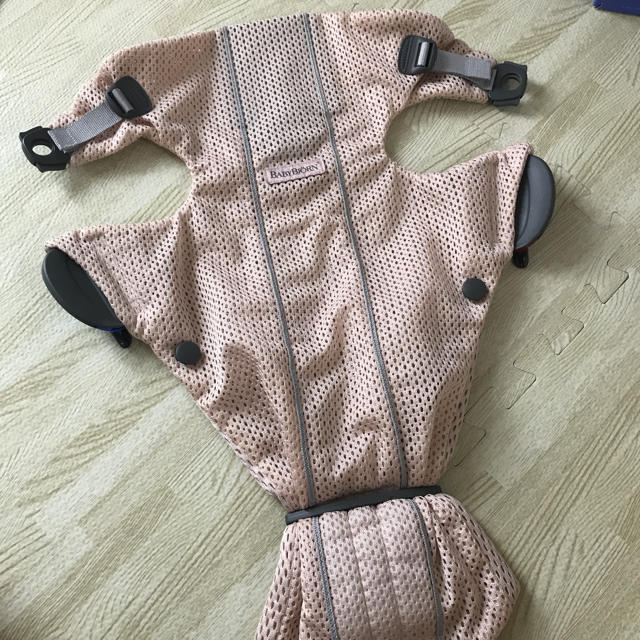 BABYBJORN(ベビービョルン)の週ぴょんぴょん様専用！ベビービョルン 抱っこ紐　MINI Air パーリーピンク キッズ/ベビー/マタニティの外出/移動用品(抱っこひも/おんぶひも)の商品写真