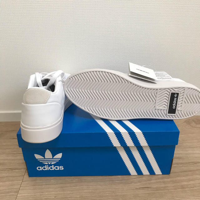 adidas(アディダス)の【新品最終お値下げ】adidas スニーカー　23.5cm レディースの靴/シューズ(スニーカー)の商品写真