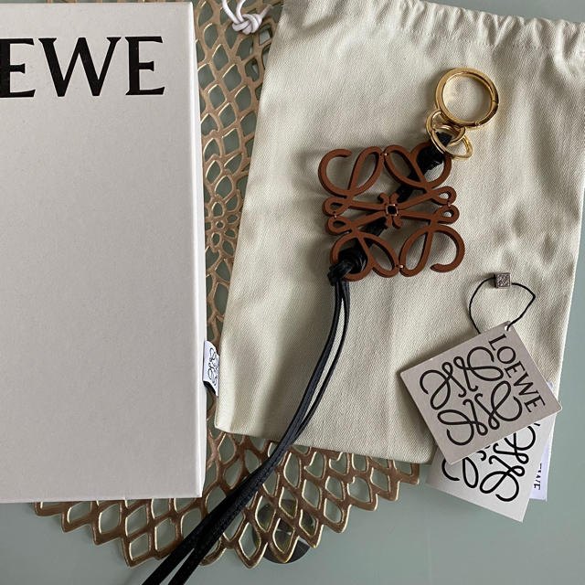 即納特典付き loeweアナグラムチャーム nuseluj.com