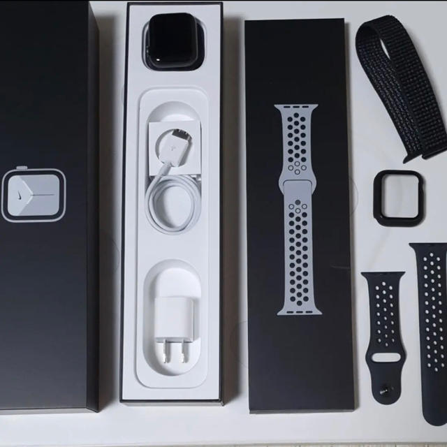 Apple Watch(アップルウォッチ)のAppleWatch Series5 Nike 40mm GPS 美品 スマホ/家電/カメラのスマホアクセサリー(その他)の商品写真