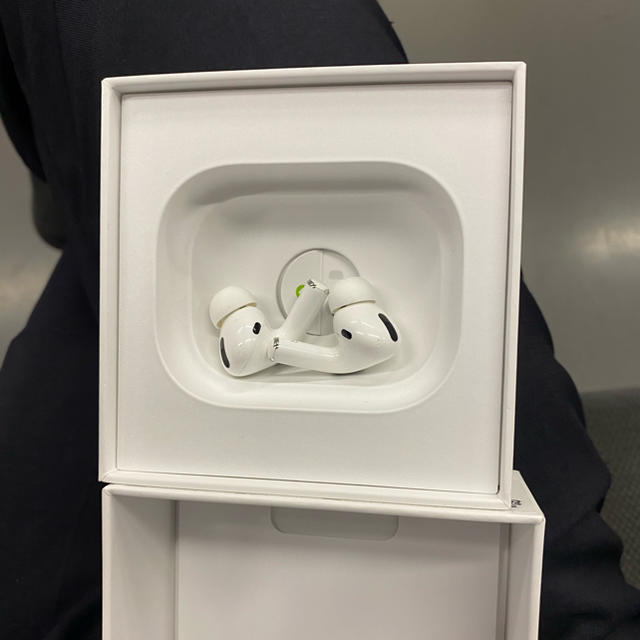 Apple(アップル)のApple air pods pro スマホ/家電/カメラのオーディオ機器(ヘッドフォン/イヤフォン)の商品写真