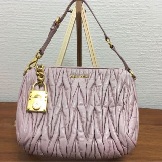 ミュウミュウ(miumiu)のミュウミュウ　マテラッセ　ミニショルダーバック　ピンク(ショルダーバッグ)