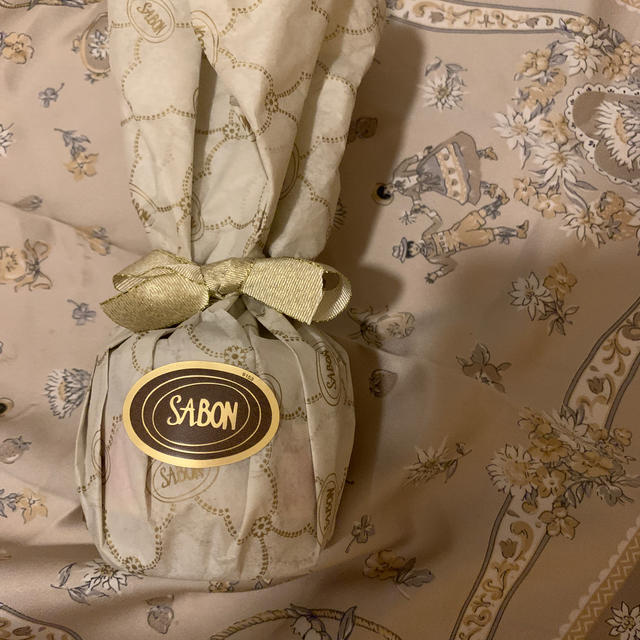 SABON(サボン)の幸せを呼ぶ  ❤︎ピンクスクラブ❤︎ 〈木のスクラブスプーン付き〉 コスメ/美容のボディケア(ボディスクラブ)の商品写真