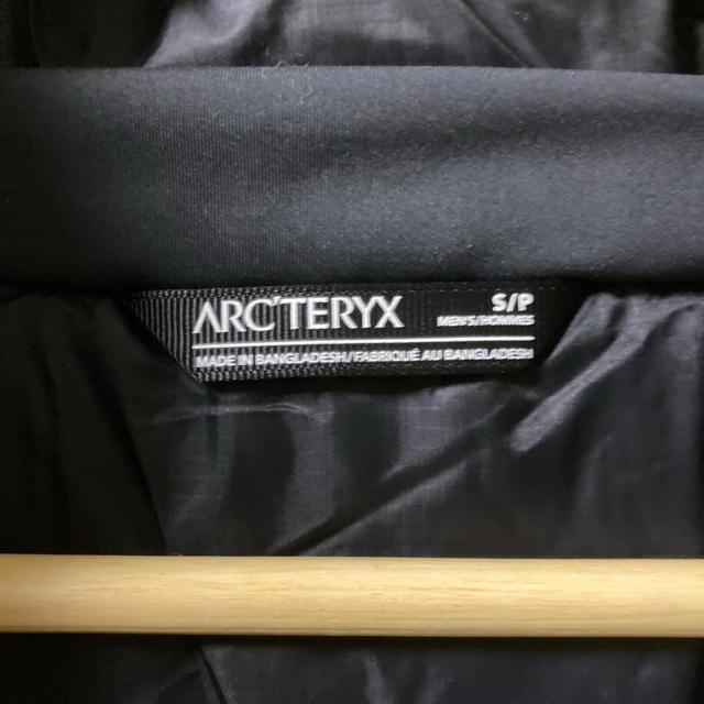 ARC'TERYX(アークテリクス)のアークテリクス　ATOM AR Jacket  黒  S size メンズのジャケット/アウター(ダウンジャケット)の商品写真