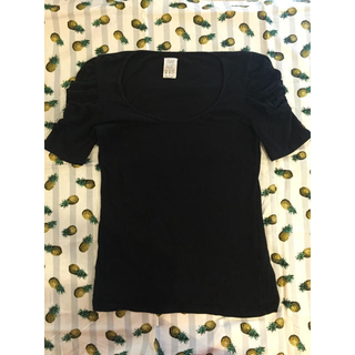 エイチアンドエム(H&M)のシャーリングショルダーTシャツ〔ブラック〕(Tシャツ(半袖/袖なし))