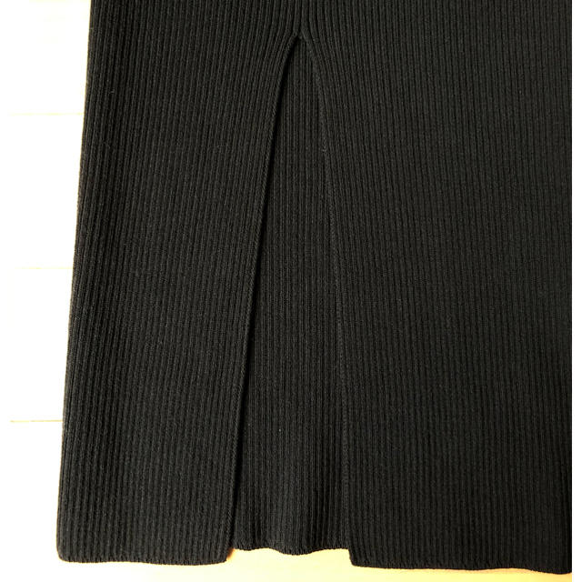 URBAN RESEARCH(アーバンリサーチ)のアーバンリサーチ　黒　リブニット　スリット入りタイトマキシスカート レディースのスカート(ロングスカート)の商品写真