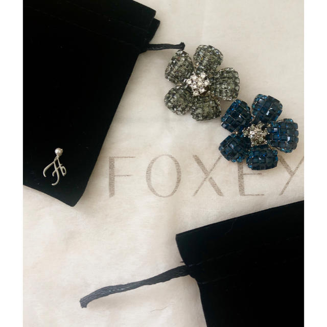 FOXEY(フォクシー)のFOXEY  フォクシー  お花ブローチ　２点セット レディースのアクセサリー(ブローチ/コサージュ)の商品写真