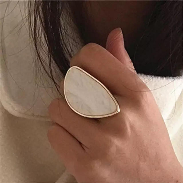 ⭐️日本未発売⭐️ホワイトxゴールド⭐️エレガントリング⭐️ レディースのアクセサリー(リング(指輪))の商品写真