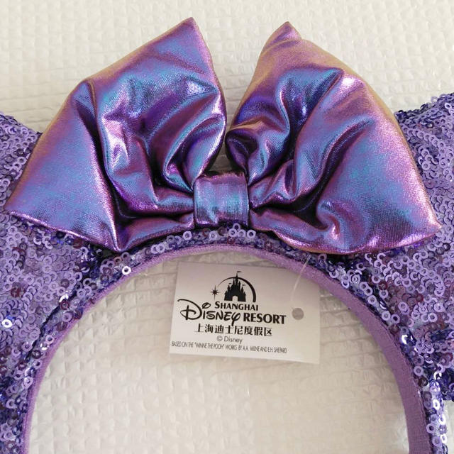 Disney(ディズニー)の《再入荷致しました！》海外ディズニー カチューシャ 紫 スパンコール 香港 上海 レディースのヘアアクセサリー(カチューシャ)の商品写真