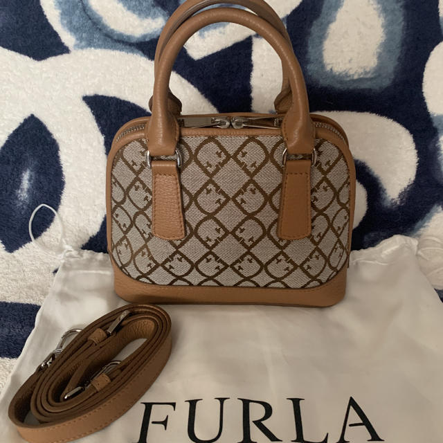 Furla(フルラ)のFURLA 新品未使用　人気　ロゴバック　ベージュ　2way バック レディースのバッグ(ショルダーバッグ)の商品写真