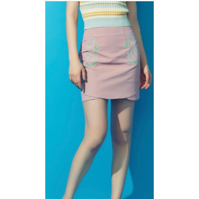 dazzlin(ダズリン)のダズリン花柄刺繍タイトスカートS レディースのスカート(ミニスカート)の商品写真