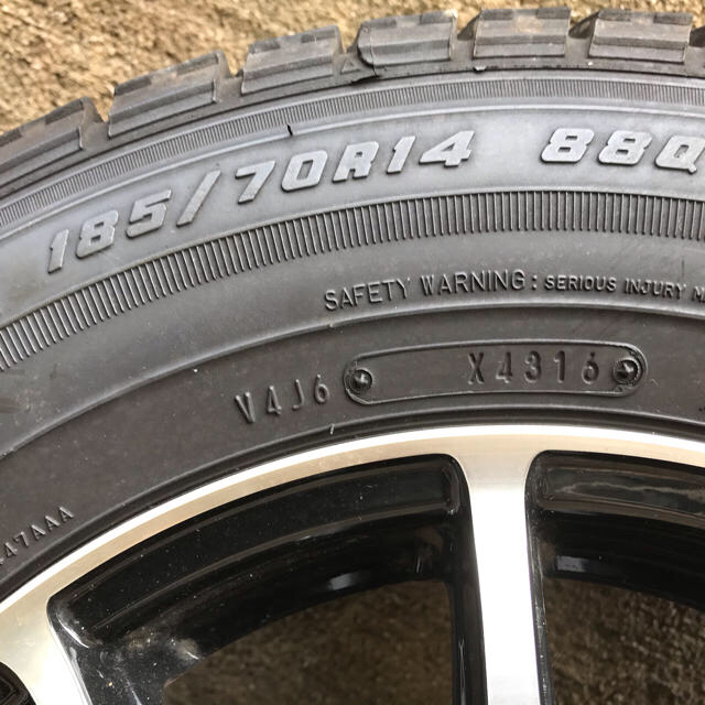 Goodyear(グッドイヤー)のスタッドレスタイヤ　GOODYEAR ICENAVI 70R14 自動車/バイクの自動車(タイヤ・ホイールセット)の商品写真