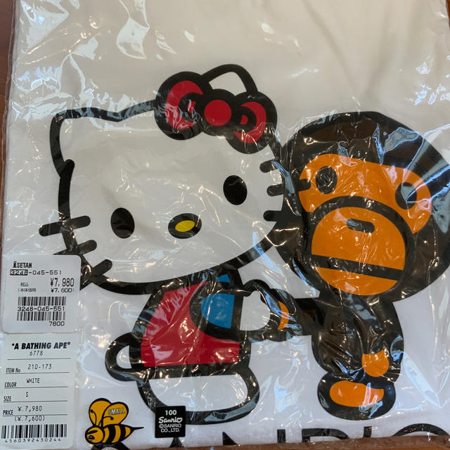 A BATHING APE(アベイシングエイプ)の『未開封』APE MILO×SANRIO TシャツLadies Sサイズ  メンズのトップス(Tシャツ/カットソー(半袖/袖なし))の商品写真