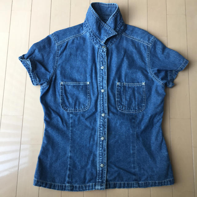 GAP(ギャップ)のGAP レディースシャツ　レディースデニムシャツ レディースのトップス(シャツ/ブラウス(半袖/袖なし))の商品写真