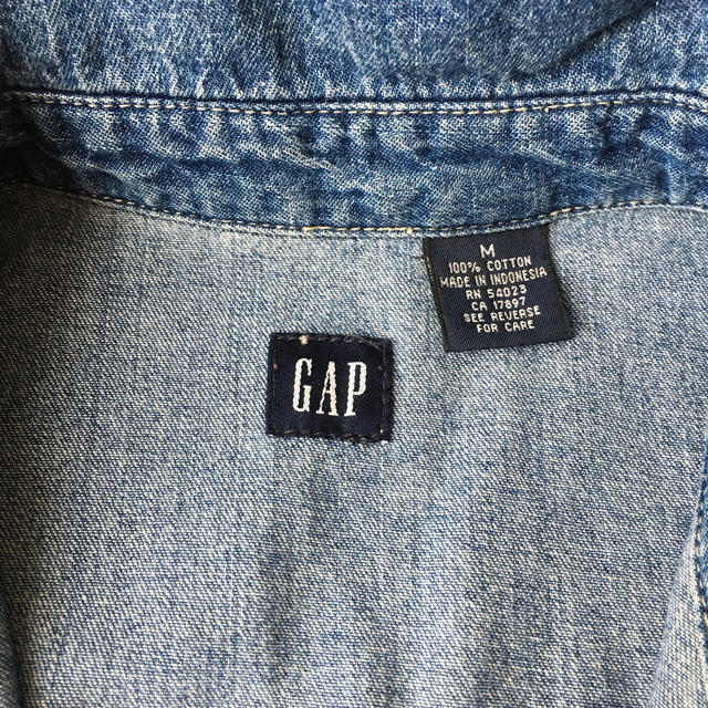 GAP(ギャップ)のGAP レディースシャツ　レディースデニムシャツ レディースのトップス(シャツ/ブラウス(半袖/袖なし))の商品写真