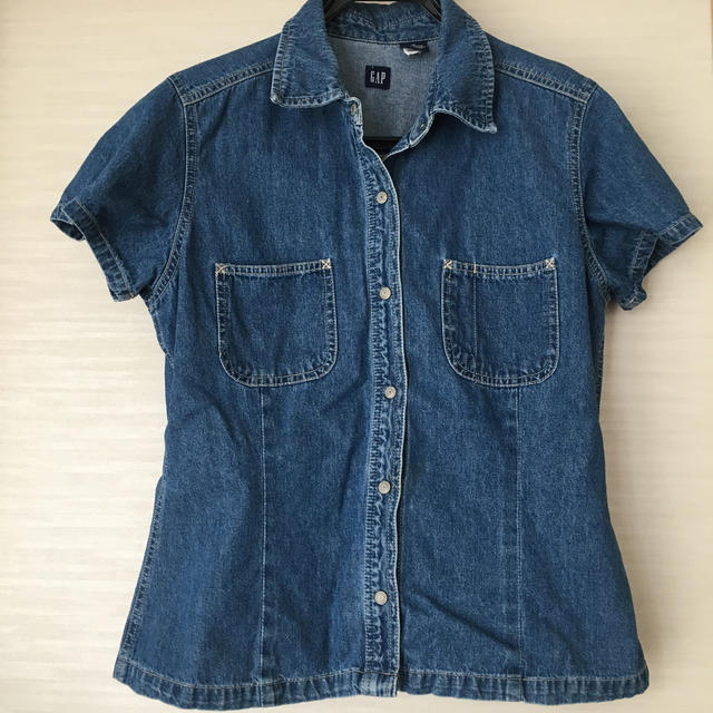 GAP(ギャップ)のGAP レディースシャツ　レディースデニムシャツ レディースのトップス(シャツ/ブラウス(半袖/袖なし))の商品写真