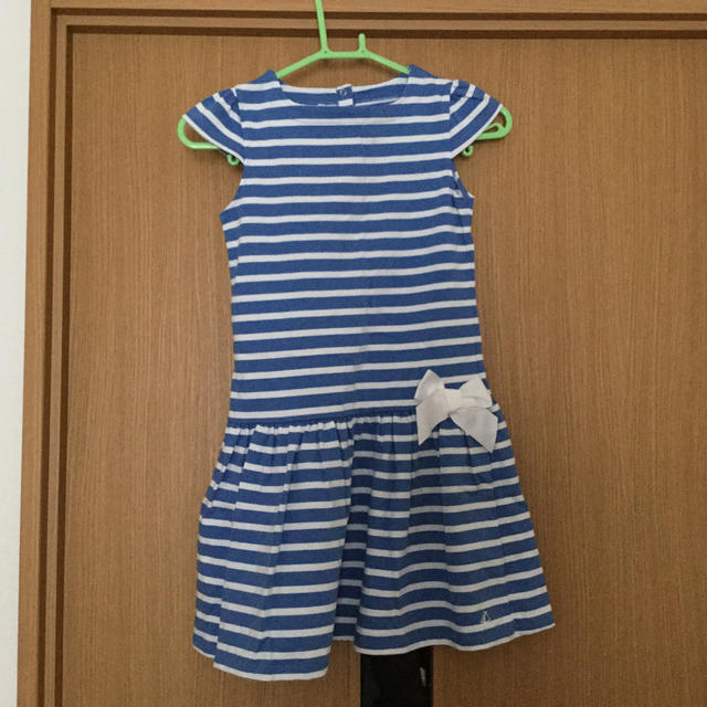 140cm PETIT BATEAU の水色ボーダーワンピース キッズ/ベビー/マタニティのキッズ服女の子用(90cm~)(ワンピース)の商品写真