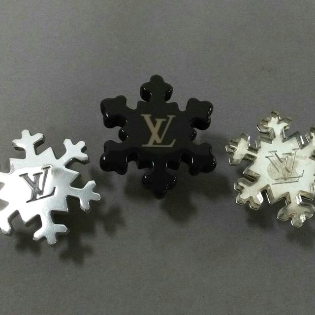 LOUIS VUITTON(ルイヴィトン)のルイヴィトン ブローチ 約3cm×3cm美品  レディースのアクセサリー(ブローチ/コサージュ)の商品写真