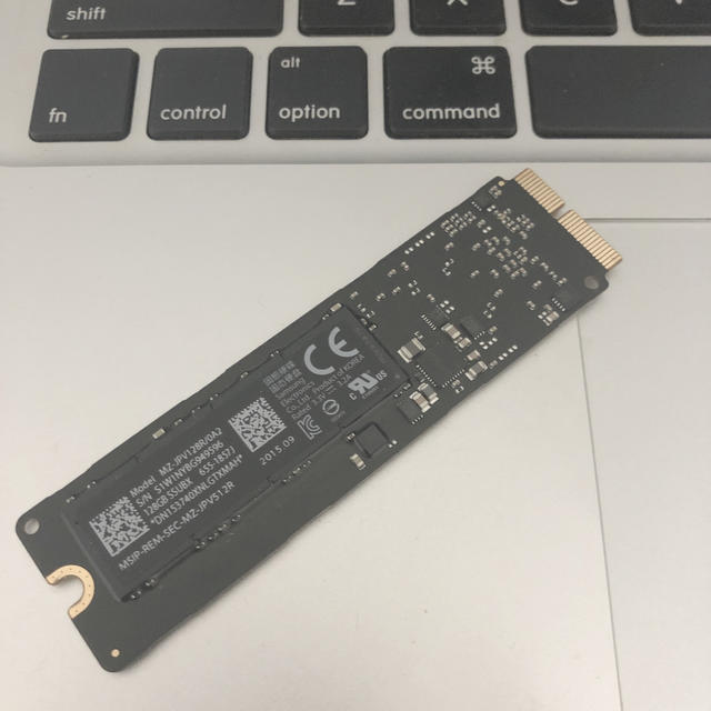 SAMSUNG(サムスン)の【Thumb様値下】Apple純正 Mac専用SSD 128GB スマホ/家電/カメラのPC/タブレット(PCパーツ)の商品写真