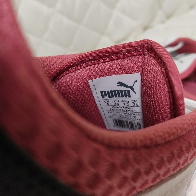 PUMA(プーマ)のPUMA レディーススニーカー 24.0cm ホワイト×ピンク レディースの靴/シューズ(スニーカー)の商品写真