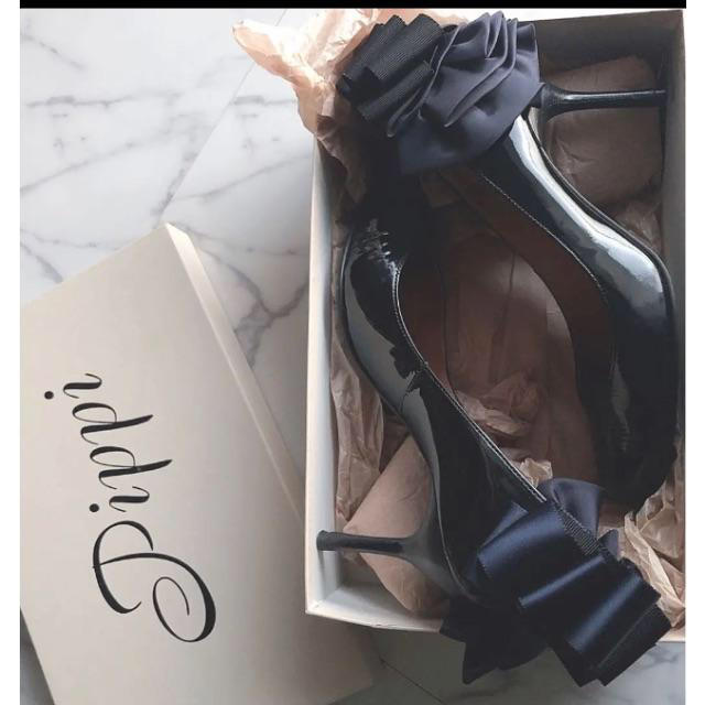 Pippi(ピッピ)の美品 箱付 36.5 ピッピシック ネイビー×ブラック ラッフルリボン パンプス レディースの靴/シューズ(ハイヒール/パンプス)の商品写真