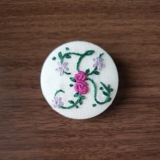 イニシャル刺繍ブローチ【K】(コサージュ/ブローチ)