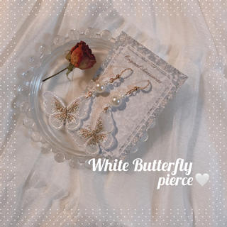 ジルスチュアート(JILLSTUART)の白い蝶々🦋のフックピアス ハンドメイド 蝶々 (ピアス)