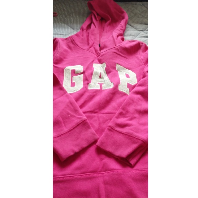 GAP(ギャップ)のGAPパーカ160 キッズ/ベビー/マタニティのキッズ服女の子用(90cm~)(Tシャツ/カットソー)の商品写真