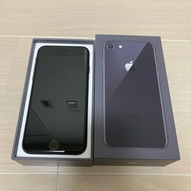 Apple(アップル)の値下げしました！iPhone8 ブラック 64GB SIMロック解除済み スマホ/家電/カメラのスマートフォン/携帯電話(スマートフォン本体)の商品写真