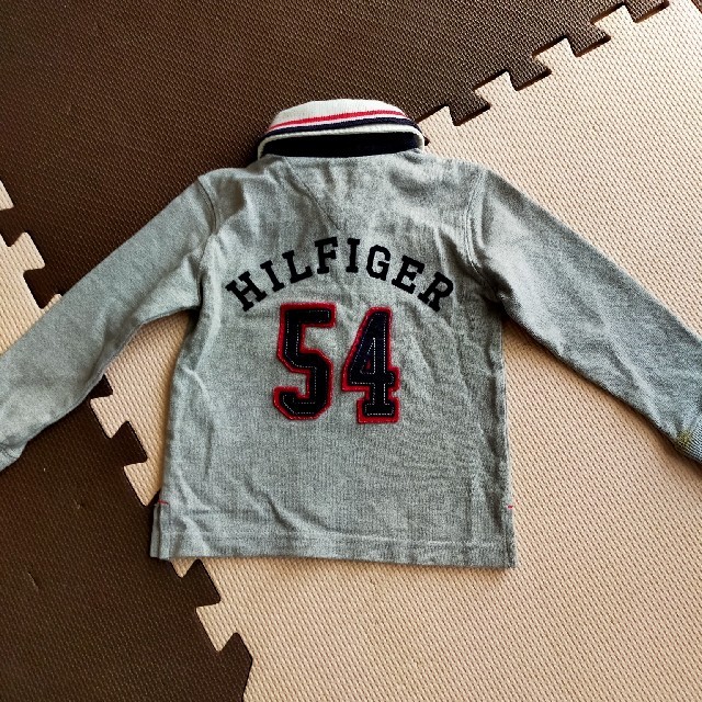 TOMMY HILFIGER(トミーヒルフィガー)のTOMMY HILFIGER　長袖　ポロシャツ　90　グレー　バックプリント キッズ/ベビー/マタニティのキッズ服男の子用(90cm~)(Tシャツ/カットソー)の商品写真