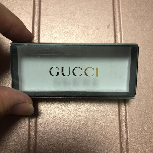 GUCCI  ホワイト　ストラップ　偽物です！ スマホ/家電/カメラのスマホアクセサリー(ストラップ/イヤホンジャック)の商品写真