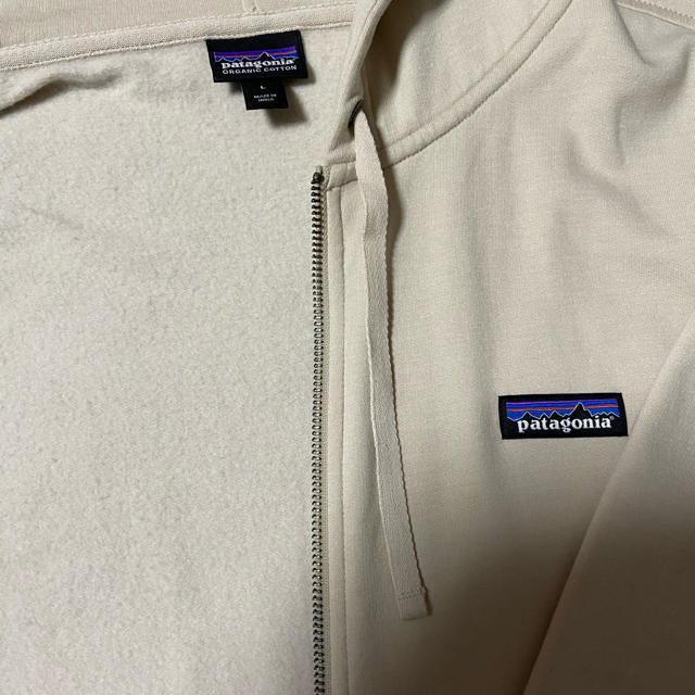 patagonia(パタゴニア)のバタゴニア ベージュ パーカー（Lサイズ） メンズのトップス(パーカー)の商品写真