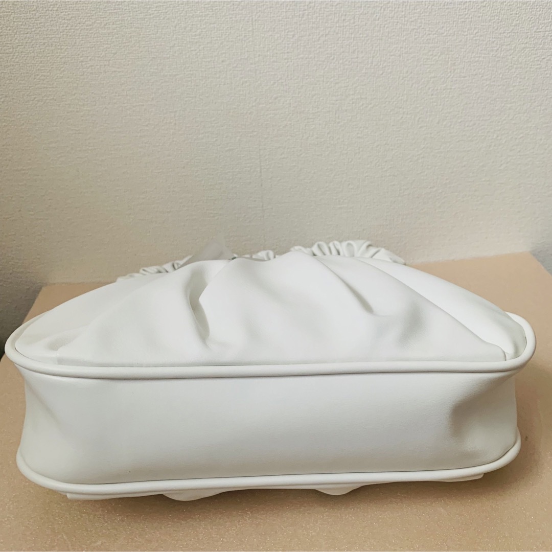 フリル ギャザー ワンハンドル バッグ ハンドバッグ ホワイト 白 韓国 ギフト レディースのバッグ(ハンドバッグ)の商品写真