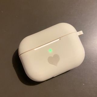 アップル(Apple)のAirPods Pro シリコン　カバー　グレー　ハート　ストラップホール(ヘッドフォン/イヤフォン)