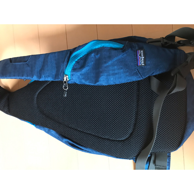 patagonia(パタゴニア)の美品パタゴニア 旧モデルAtom sling8L ブルー レディースのバッグ(ボディバッグ/ウエストポーチ)の商品写真