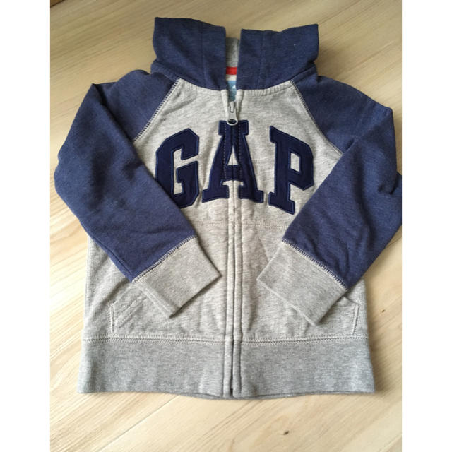 babyGAP(ベビーギャップ)のbaby gap パーカー キッズ/ベビー/マタニティのキッズ服男の子用(90cm~)(ジャケット/上着)の商品写真