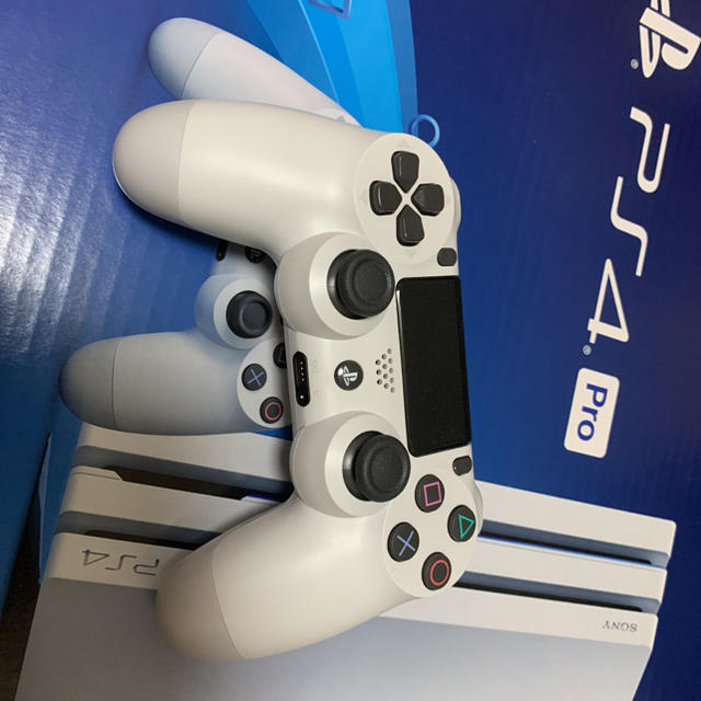 PlayStation4(プレイステーション4)のPs4 pro 1tb Glacier White  CHU-7200B b02 エンタメ/ホビーのゲームソフト/ゲーム機本体(家庭用ゲーム機本体)の商品写真