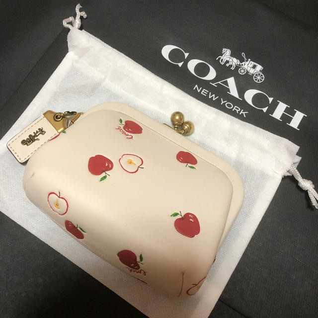 COACH(コーチ)のコーチ　アップル　ブティック　アップルプリント　財布　キスロック レディースのファッション小物(コインケース)の商品写真