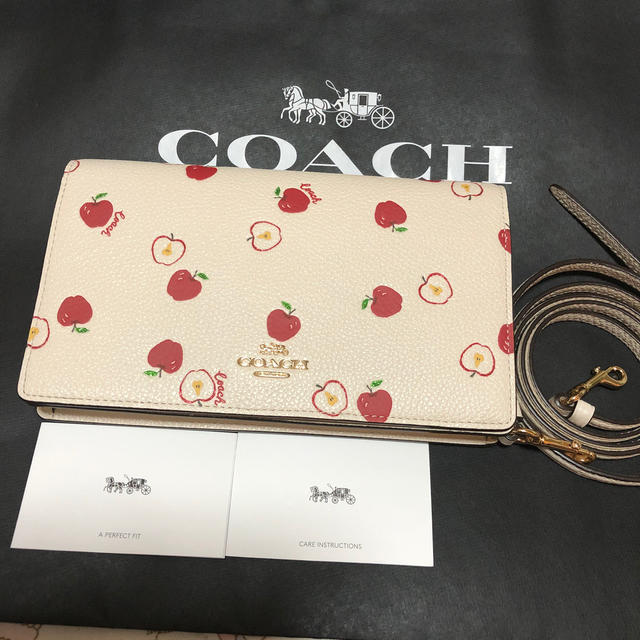 COACH(コーチ)のヘイデン フォルドオーバー クロスボディ クラッチ アップル プリント   レディースのバッグ(クラッチバッグ)の商品写真