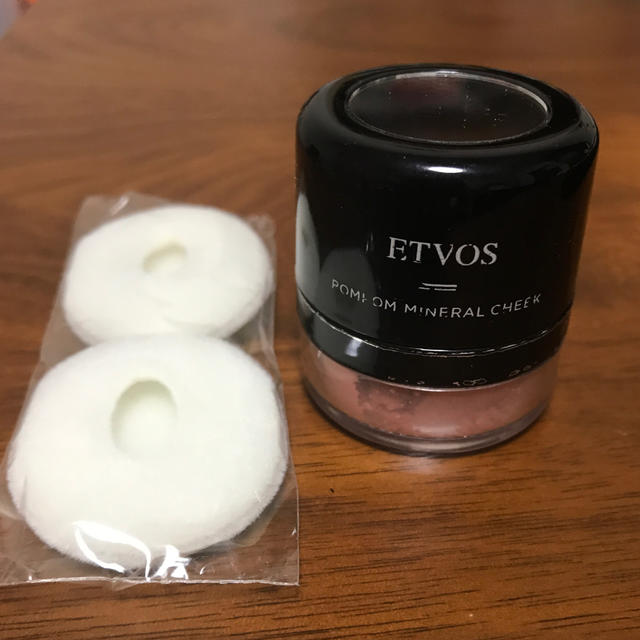 ETVOS(エトヴォス)のエトヴォス　ETVOS ミネラルチーク ハニーサックル　容器専用替えパフ2個付き コスメ/美容のベースメイク/化粧品(チーク)の商品写真