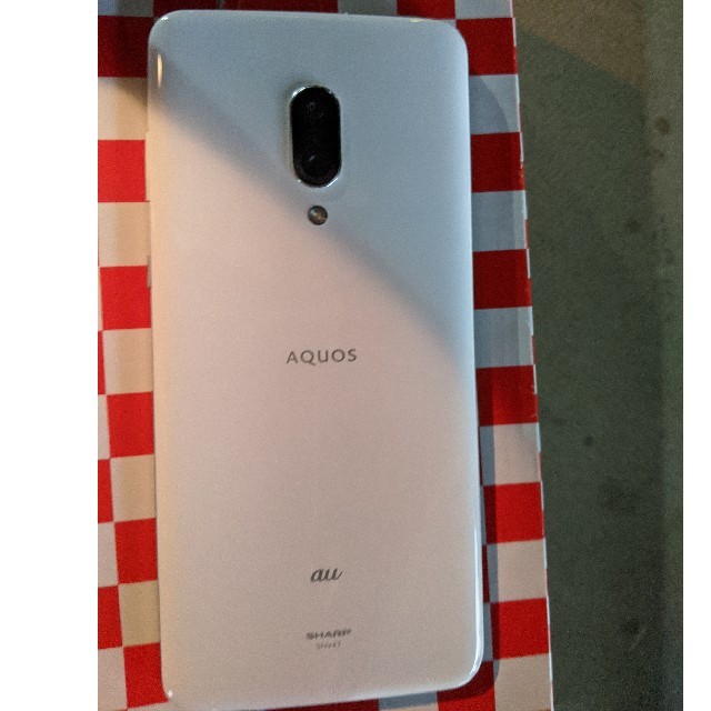 AQUOS(アクオス)の白ホワイト！AQUOS zero2 本体 SHV47 au SIMロック解除品 スマホ/家電/カメラのスマートフォン/携帯電話(スマートフォン本体)の商品写真