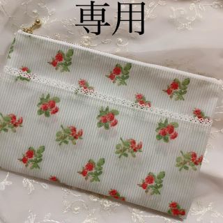 ローラアシュレイ(LAURA ASHLEY)のtetote.様専用ラミネートポーチ　レース無し(ポーチ)