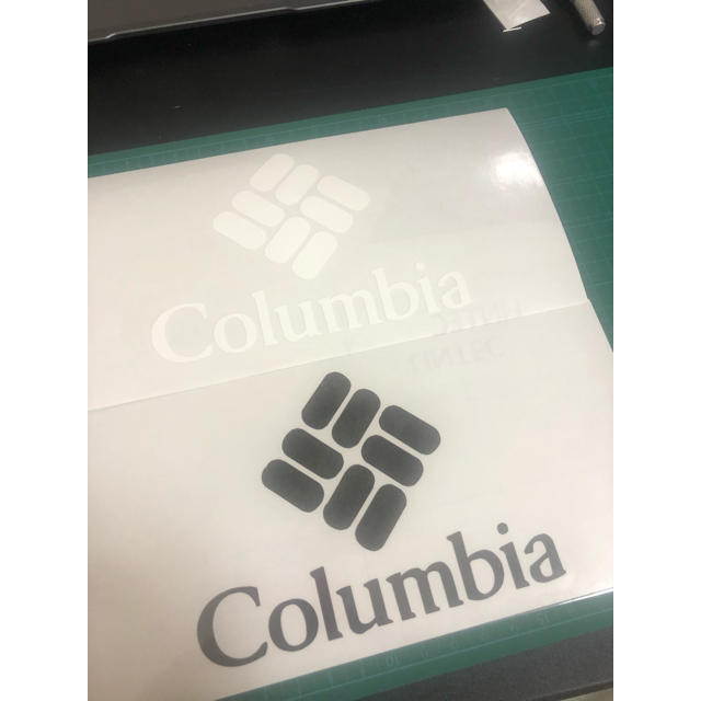 Columbia(コロンビア)の白黒二枚セット！カッティングステッカー　コロンビア 自動車/バイクの自動車(車外アクセサリ)の商品写真