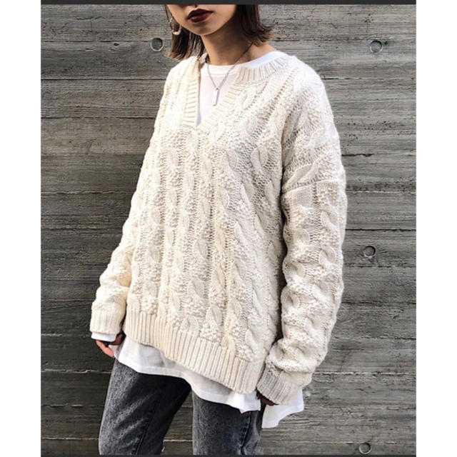 PAGEBOY(ページボーイ)の【PAGEBOY】 完売　ざっくり ケーブルVネックニット オフホワイト　美品 レディースのトップス(ニット/セーター)の商品写真